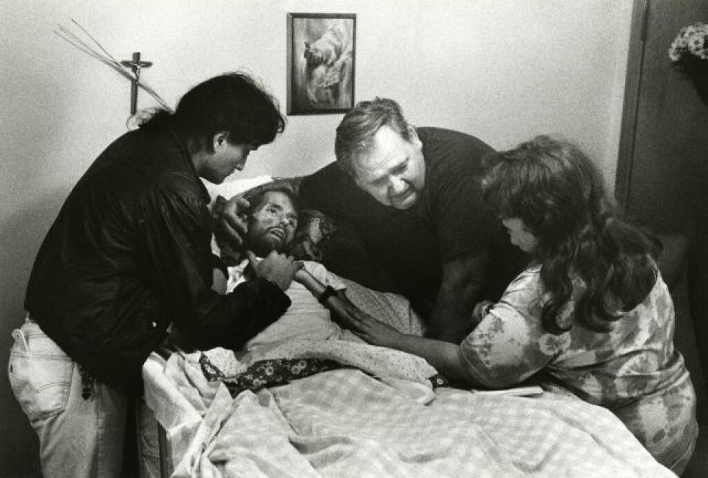 1990: Fotka, ktorá zmenila pohľad na AIDS. David Kirby, aktivista za práva homosexuálov, na svojej smrteľnej posteli v Ohiu, ktorého utešuje otec. Snímka obletela svet a stala sa symbolom boja proti AIDS.