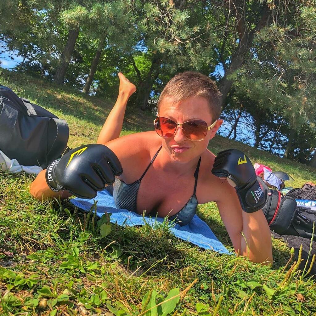 Bojovať sa jej už nechce. Michaela Dostálová si zarába omnoho ľahšie. Radšej ponúka svoje nahé telo na sociálnej sieti, ktorú obľubujú aj pornoherečky.