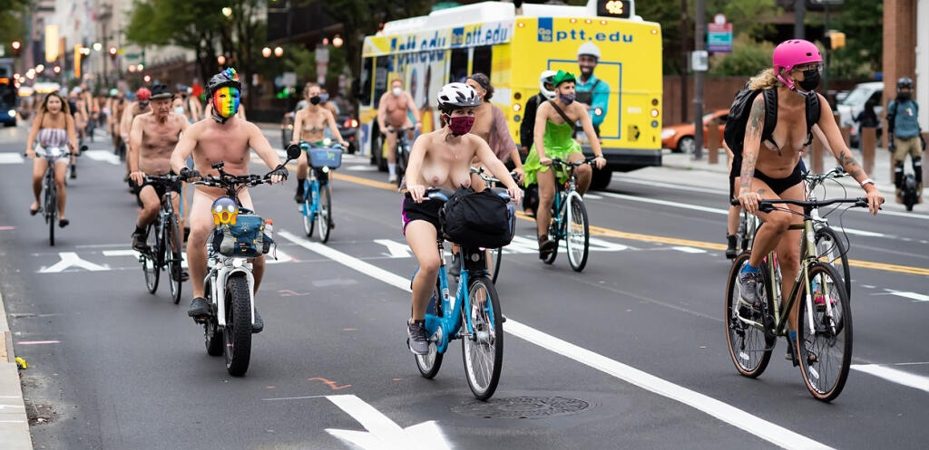 Bicykle a športovci, ktorí ukázali úplne všetko. Americké mesto Philadelphia opäť ožilo a zaplnilo sa obnaženými cyklistami.