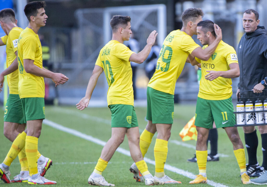 Na snímke vpravo arménsky stredopoliar Žiliny Vahan Bičachčjan oslavuje gól so spoluhráčmi v zápase 8. kola Fortuna ligy vo futbale ŠK Slovan Bratislava - MŠK Žilina v Bratislave 19. septembra 2021. FOTO TASR - Martin Baumann