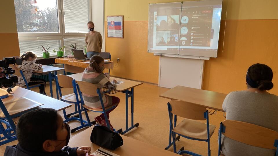 Angličtina s Janou Ďateľovou zo ZŠ s MŠ Nižná brána v Kežmarku v triede aj cez internet.