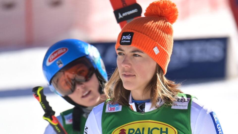 Dnes hľadela na chrbát Vlhová Shiffrinovej vo výsledkovej tabuľke, ale na fotografii to bolo opačne.