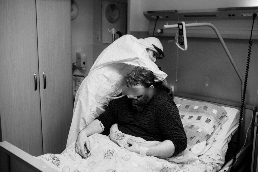 „Na oddelení anestézie a intenzívnej medicíny ľudia len ležali a bolo tam viacmenej ticho. Počul som len zvuky pípajúcich prístrojov, prípadne zvoniaci telefón.“ Ján Rábara opisuje detaily z oddelenia anestézie a intenzívnej medicíny z nemocnice v Považskej Bystrici.