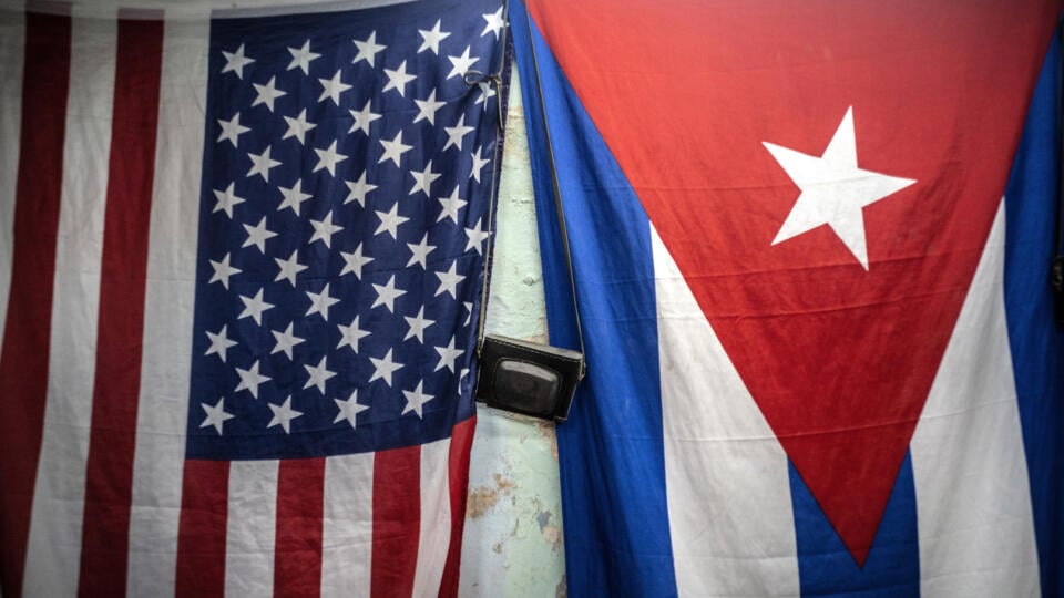 WA 5 Havana - Americká (vľavo) a kubánska vlajka sú vyvesené spolu so starším typom fotoaparátu v Havane v pondelok 11. januára 2021. Spojené štáty opäť zaradia Kubu na zoznam krajín podporujúcich terorizmus, oznámil v pondelok americký minister zahraničných vecí Mike Pompeo.Kuba bola na zozname od roku 1982 do roku 2015, keď ju zo zoznamu vyradil vtedajší prezident Barack Obama. Počas jeho vlády došlo k obnoveniu kubánsko-amerických diplomatických vzťahov, obe krajiny dokonca na území tej dru