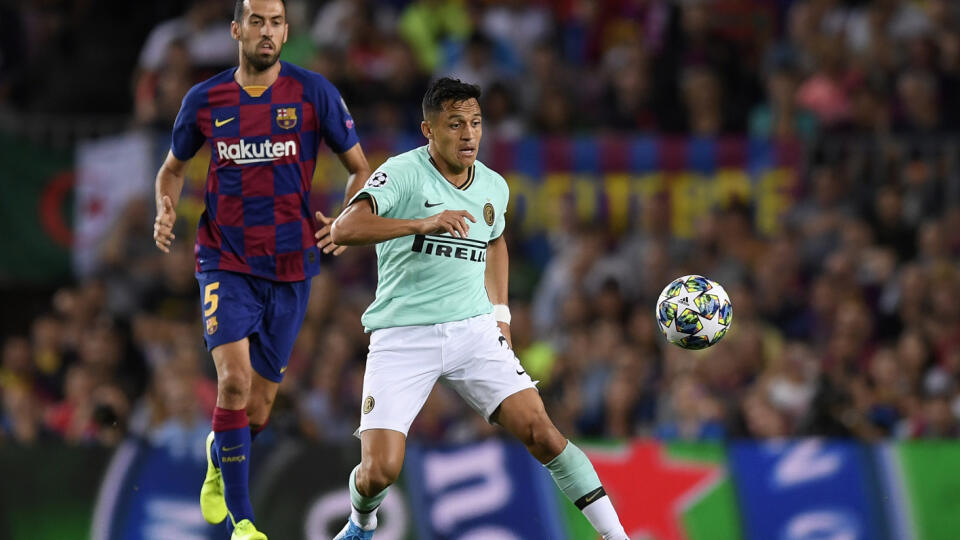 Čílsky futbalista Alexis Sanchez absolvoval v Barcelone operáciu ľavého členka.