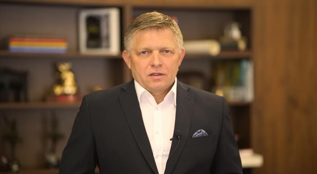 Robert Fico je už zjavne z dovolenky v Karibiku doma, najnovšie video vyzerá byť natočené v pracovni na Súmračnej.