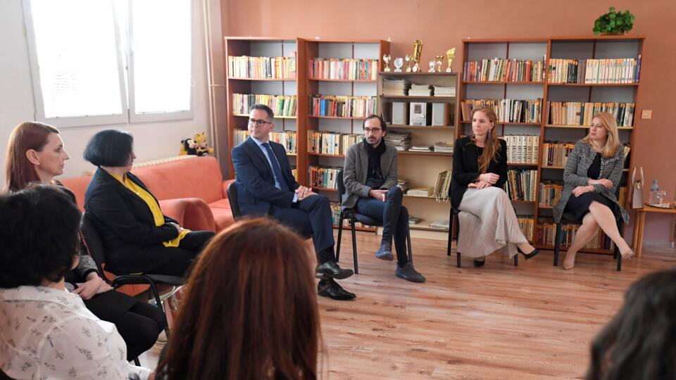 Na snímke vpravo prezidentka SR Zuzana Čaputová, ktorá sa stretla s matkami samoživiteľkami a diskuskutovala s nimi o sociálnej situácii v regióne v Košiciach.