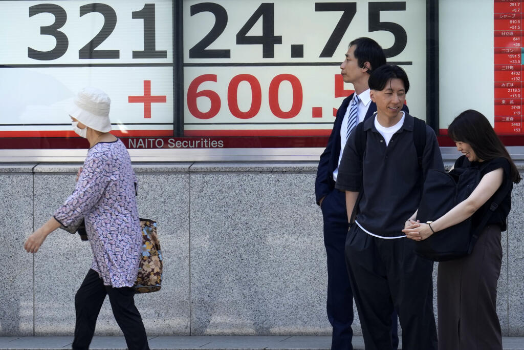 WA 37 Tokio - Ľudia stoja pred elektronickou tabuľou, ktorá zobrazuje hodnotu hlavného indexu tokijskej burzy Nikkei v Tokiu v pondelok 5. júna 2023. Kľúčový index tokijskej burzy uzatvoril pondelkové obchodovanie na novom takmer 33-ročnom maxime. Japonské trhy podporil rast na trhoch USA v závere minulého týždňa po tom, ako Spojené štáty zverejnili, že v máji sa v USA vytvorilo omnoho viac nových pracovných miest, než sa čakalo.  Hlavný index tokijskej burzy Nikkei uzatvoril pondelkové obchodov