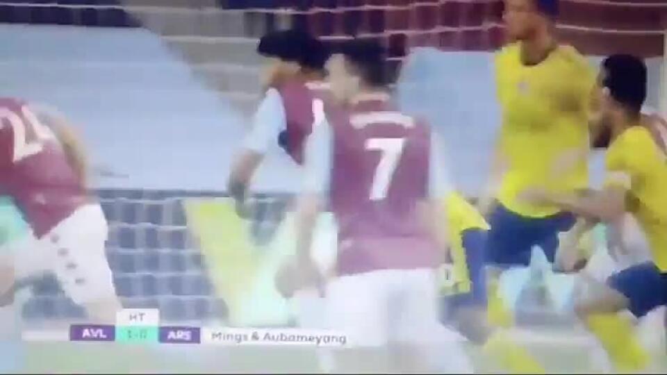 Aubameyang naštval fanúšikov: Namiesto bránenia rohu sa smial. Potom Arsenal dostal gól