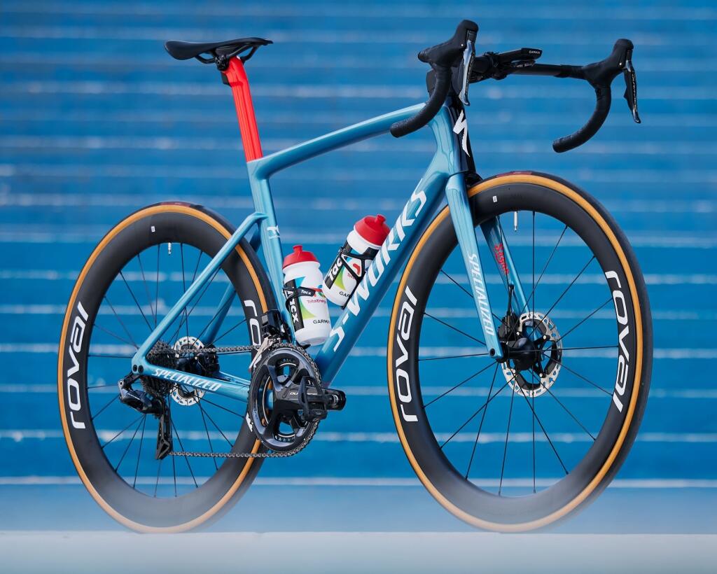 Saganov nový bicykel má bledomodrý rám s malými červenými doplnkami a okrem názvu a loga stajne ho zdobí aj meno Žilinčana s citátom „Nikdy nezlyháš, kým sa neprestaneš snažiť.“
