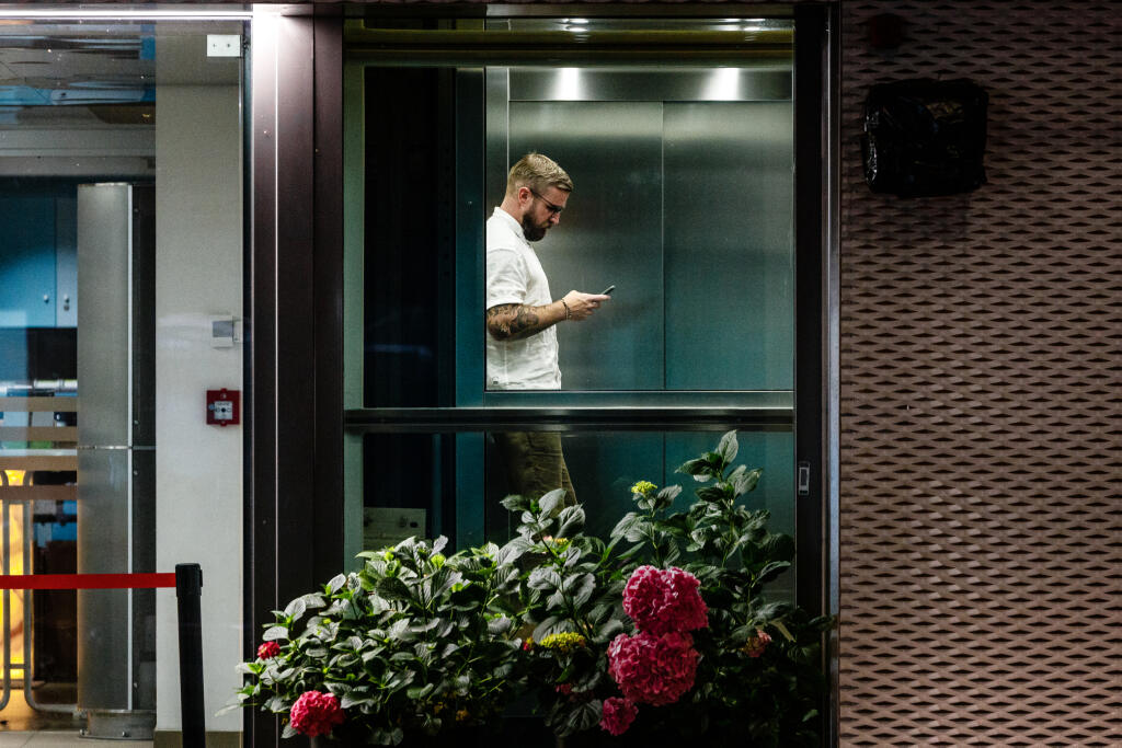 Michal Navara tesne pred pôrodom nervózne ťukal do telefónu.