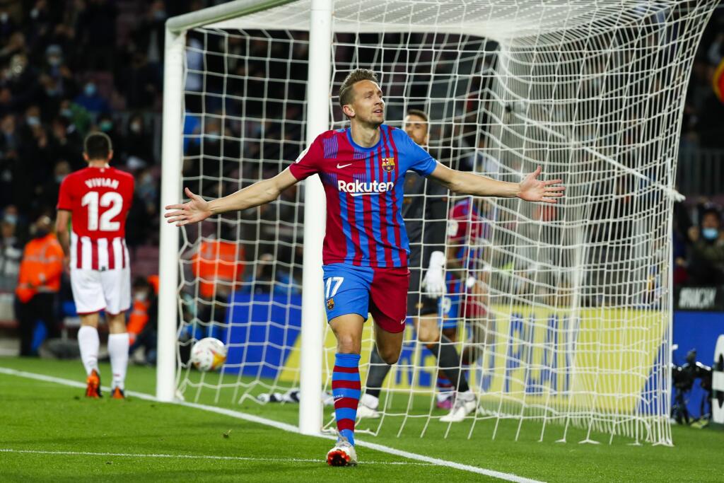 PK 6 Barcelona - Futbalista FC Barcelona Luuk de Jong oslavuje po strelení gólu v zápase 26. kola španielskej futbalovej La Ligy FC Barcelona - Athletic Bilbao v Barcelone v nedeľu 27. februára 2022. FOTO TASR/AP
Barcelona's Luuk de Jong celebrates scoring his side's 3rd goal against Athletic Bilbao during a Spanish La Liga soccer match at the Camp Nou stadium in Barcelona, Spain, Sunday, Feb. 27, 2022. (AP Photo/Joan Monfort)