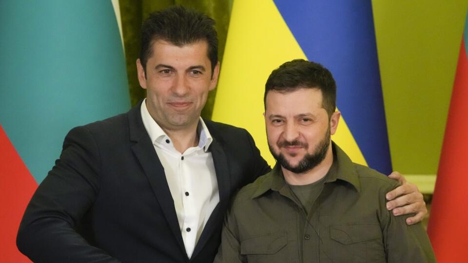 EBE 7 Kyjev - Na snímke sprava ukrajinský prezident Volodymyr Zelenskyj a bulharský premiér Kiril Petkov si podávajú ruky počas tlačovej konferencie po spoločnom rokovaní v Kyjeve 28. apríla 2022. Zelenskyj povedal, že vo štvrtok v Kyjeve absolvoval