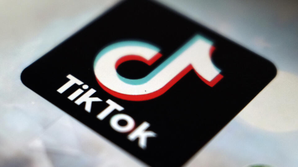 PK 4 archív Tokio - Na archívnej snímke z 28. septembra 2020 logo sociálnej siete TikTok je viditeľné naobrazovke mobilného telefónu v Tokiu. TikTok podáva dezinformácie používateľom, ktorí vyhľadajú správy o politike, klimatických zmenách, Covid-19 či vojne na Ukrajine, vyplýva zo správy zoskupenia NewsGuard, zverejnenej v stredu 14. septembra 2022. FOTO TASR/AP
FILE - The TikTok app logo appears in Tokyo on Sept. 28, 2020. TikTok may be the platform of choice for catchy videos, but anyone usi