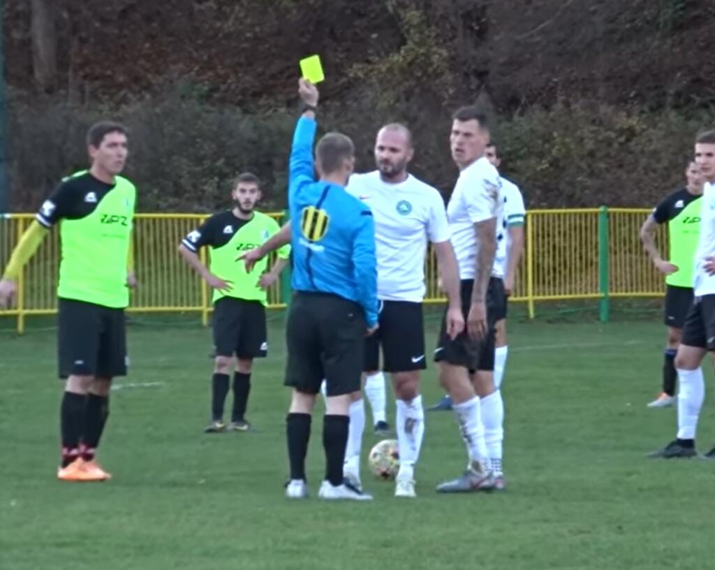 Martin Škrtel sotil do hlavného rozhodcu, ktorý ho však nevylúčil a ukázal mu len žltú kartu.