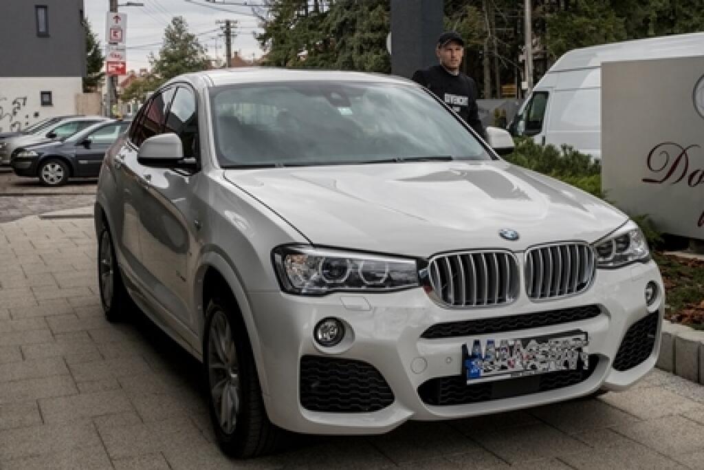 V minulosti Ďurica osedlával aj biele BMW X6. Oproti „géčkovému“ Mercedesu jeho základná cena začína už od 68-tisíc za základný model.