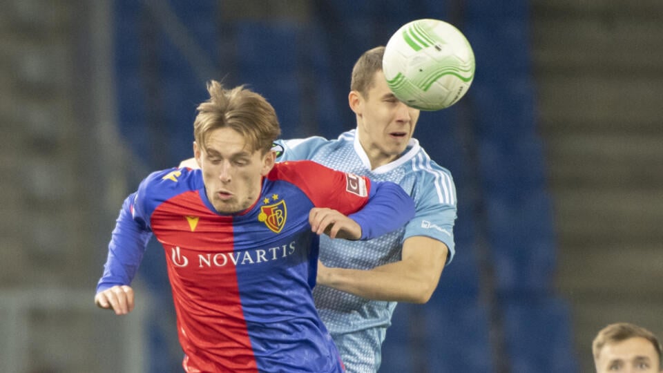 Na snímke vpravo Filip Lichý (Slovan) a vľavo Wouter Burger (FC Bazilej) v hlavičkovom súboji o loptu počas prvého zápasu osemfinále Európskej konferenčnej ligy FC Bazilej - ŠK Slovan Bratislava 9. marca 2023 v Bazileji. FOTO TASR - Martin Baumann