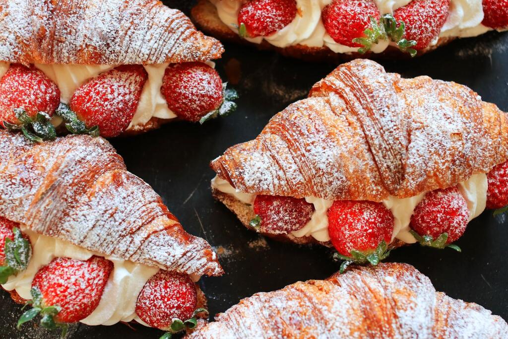 jahodový croissant s maslovým krémom