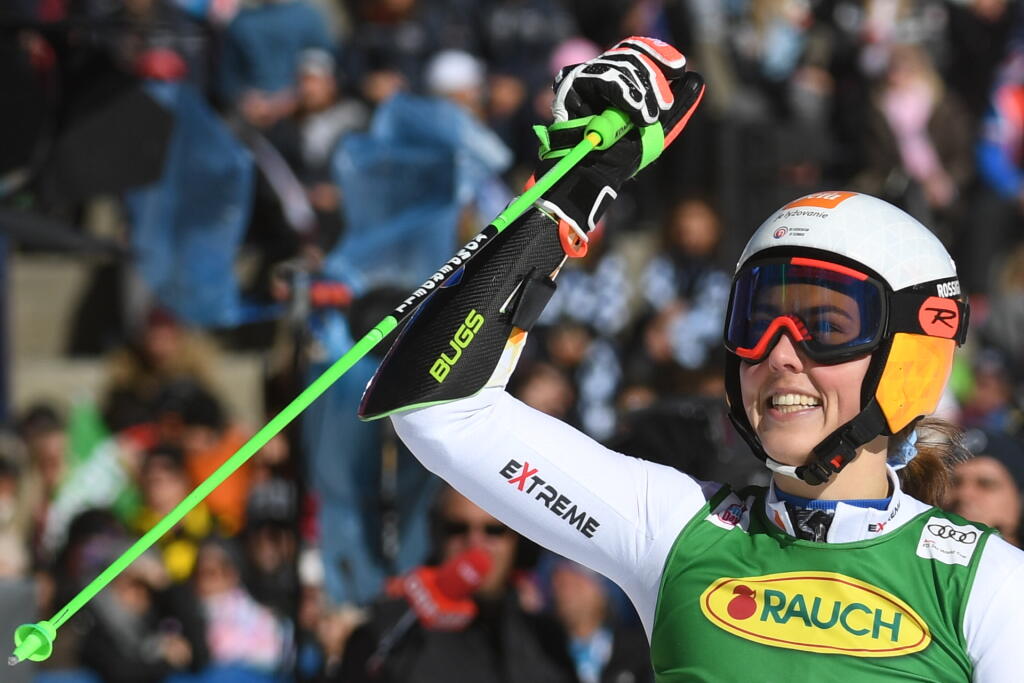 Slovenka Petra Vlhová sa teší v cieli druhého kola obrovského slalomu Svetového pohára alpských lyžiarok na ľadovci Rettenbach v rakúskom Söldene v sobotu 23. októbra 2021. FOTO TASR - Martin Baumann