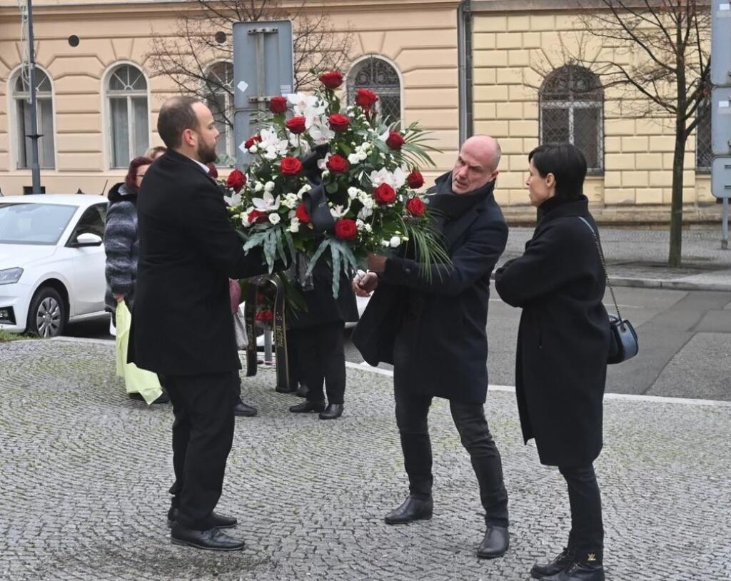 Na pohrebe nechýbala ani Jágrova hokejová dvojička Tomáš Plekanec či niektorí ďalší bývalí hokejisti.
