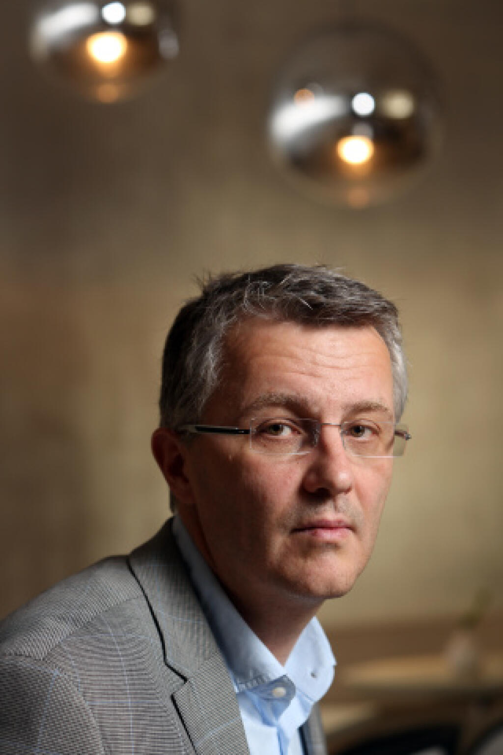 Tomáš Kopecký - pracoval ako manažér predaja pre zastúpenie automobiliek Land Rover a Ford