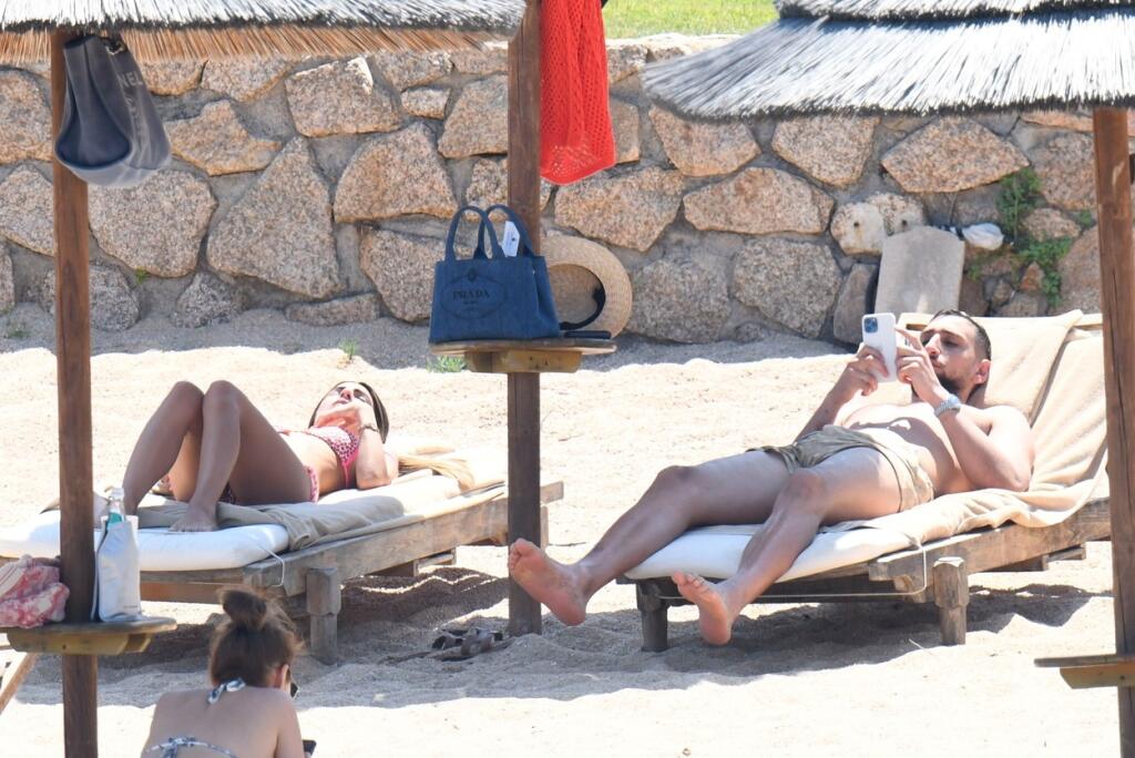 Donnarumma si užíva na dovolenke na Sardínii, spoločnosť mu robí sexi priateľka Alessia.