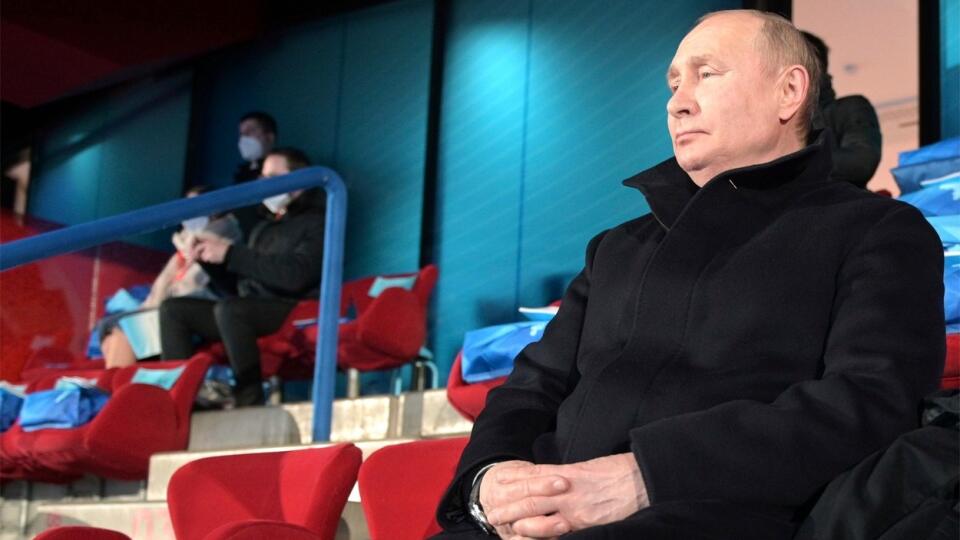 Putin počas ceremoniálu sedel väčšinou so založenými rukami.
