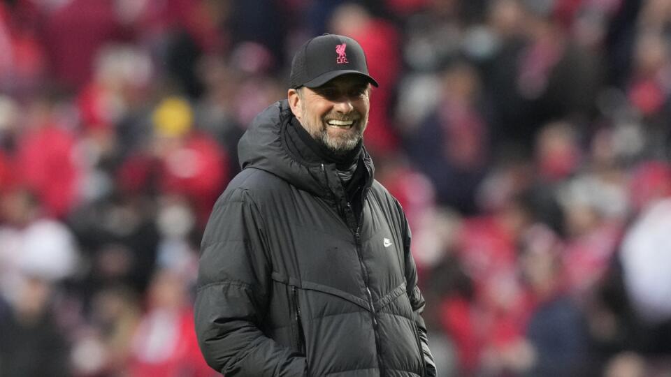KK41 Lisabon - Na snímke tréner Liverpoolu Jürgen Klopp pred zápasom štvrťfinále futbalovej Ligy majstrov Benfica Lisabon - FC Liverpool 5. apríla 2022 v Lisabone. FOTO TASR/AP
Liverpool's manager Jurgen Klopp smiles before the Champions League quarterfinals, first leg, soccer match between Benfica and Liverpool at the Luz stadium in Lisbon, Tuesday, April 5, 2022. (AP Photo/Armando Franca)