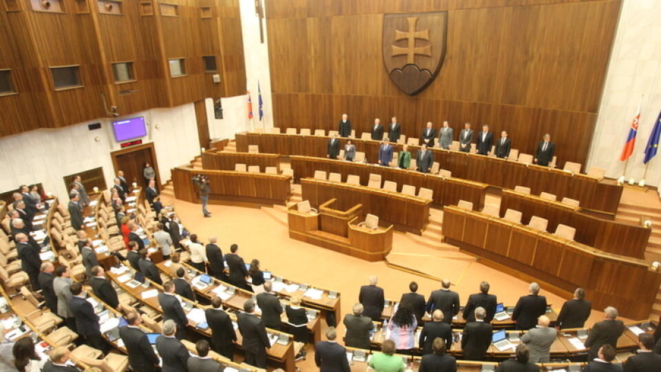 Keby sa parlamentné voľby konali už tento víkend, ako tretia by prekvapivo skončila SNS.