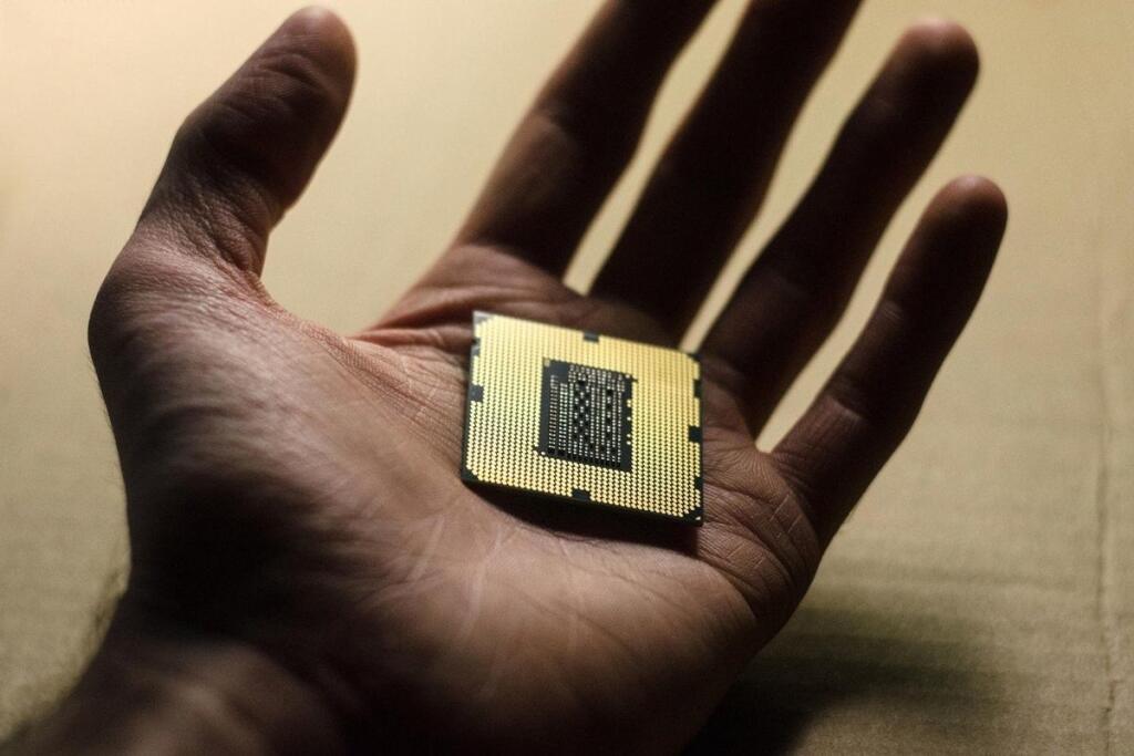 Intel má obrovský problém. Procesory majú bezpečnostnú chybu, update ich spomalí