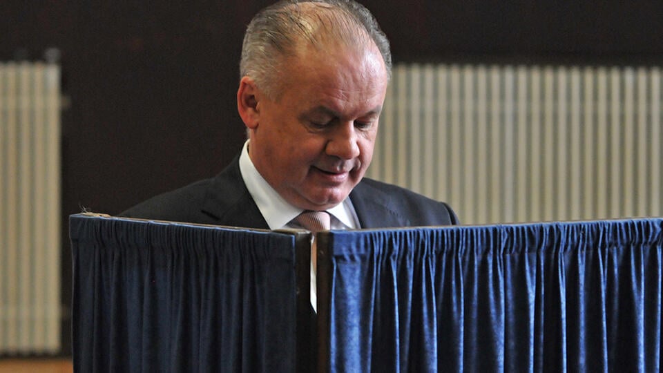 Na snímke prezident SR Andrej Kiska poskytuje rozhovor médiám po skončení volebného aktu počas 1. kola prezidentských volieb pred volebnou miestnosťou v Poprade 16. marca 2019.