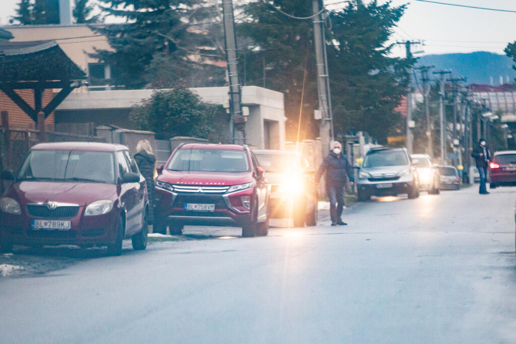 Paparazzi foto pred domom Moniky Beňovej.