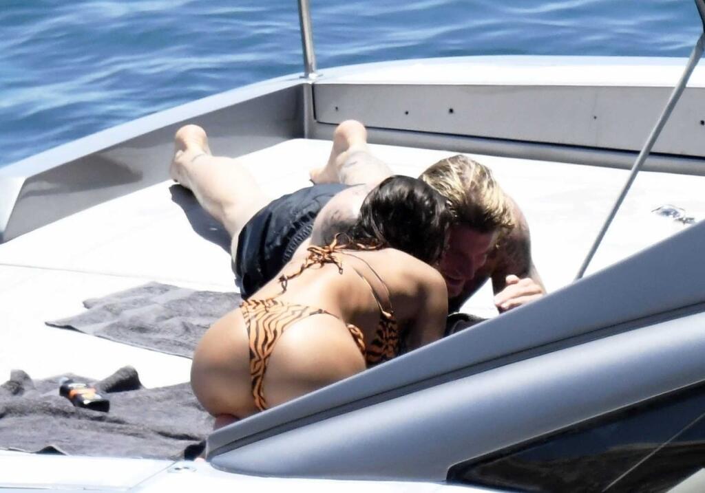 Paparazzi zábery z dovolenky Lorisa Kariusa odhalili, že nemecký brankár už nie je so svojou bývalou priateľkou. Na jachte na ostrove Mykonos si užíval s neznámou brunetkou.