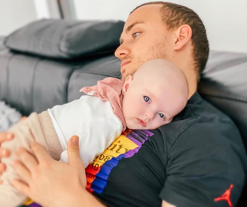 Otcovské povinnosti si poctivo plní aj slovenský futbalista Stanislav Lobotka, ktorý pomáha svojej partnerke Daniele s dcérkou Lindou.