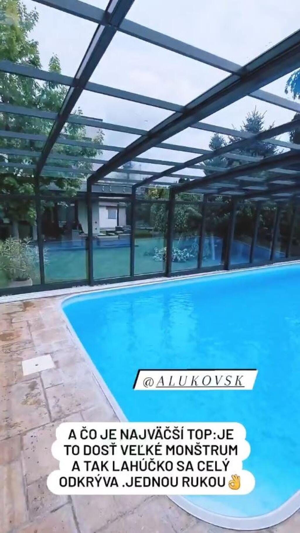 Attilova rodinka si okrem iného môže užívať parádny bazén, v ktorom sa rodičia najnovšie môžu so synom Attilkom kúpať aj v zime. Môže za to strecha, ktorú Véghovcom musel priniesť a nainštalovať žeriav.