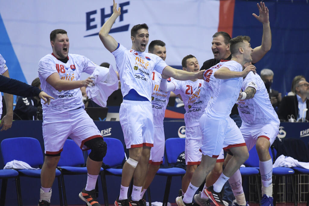 Na snímke hráči Slovenska sa tešia po výhre 31:26 v zápase základnej F-skupiny majstrovstiev Európy v hádzanej mužov Slovensko - Litva v Košiciach.