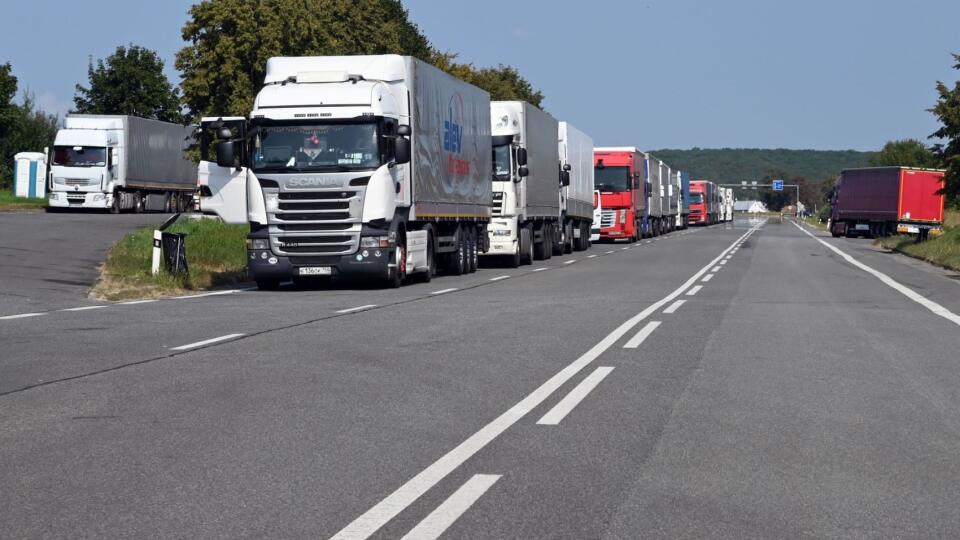 Na snímke kolóna kamiónov na vstupe zo Slovenska na colnú kontrolu na hraničnom priechode s Ukrajinou vo Vyšnom Nemeckom