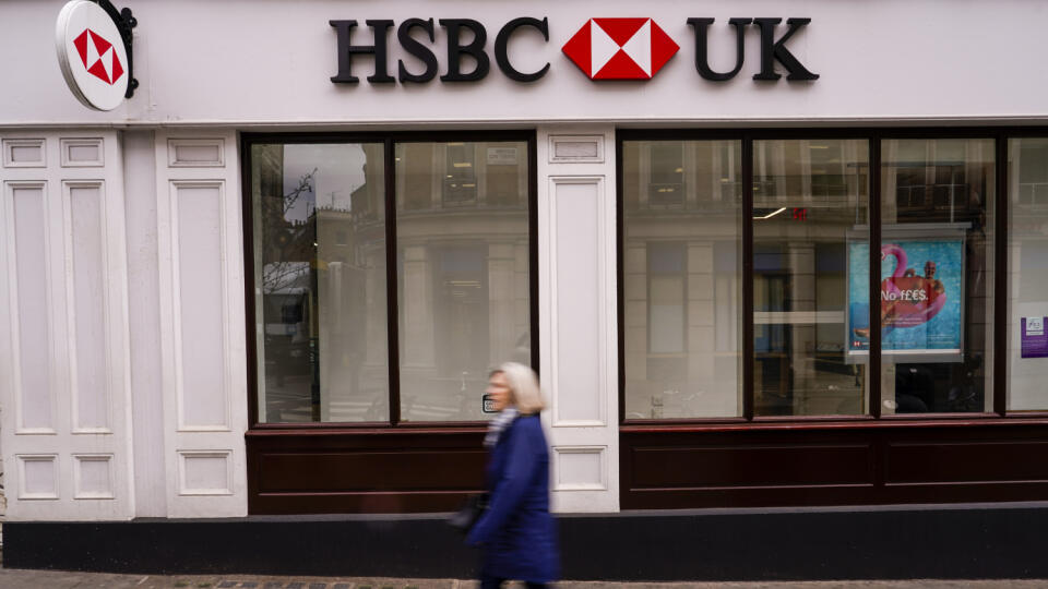 KK44 Londýn - Žena kráča okolo pobočky banky HSBC v Londýne 13. marca 2023. Britskú divíziu skrachovanej americkej banky Silicon Valley Bank (SVB) preberá britská banka HSBC. Akvizícia v hodnote jednej libry (1,13 eura) umožní zachrániť kľúčového poskytovateľa financií pre technologické startupy v Británii. FOTO TASR/AP
A person walks past an HSBC branch, in London, Monday, March 13, 2023. Governments in the UK and U.S. took extraordinary steps to stop a potential banking crisis after the histor