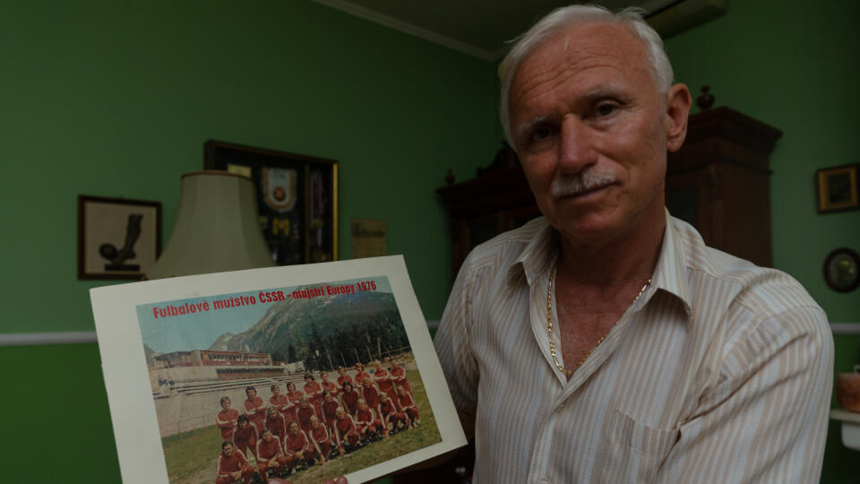 Barmoš bol na sústredení pred šampionátom v roku 1976, nakoniec si však na ňom nezahral.