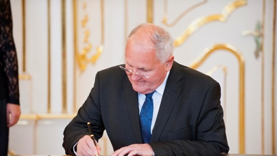Čaplovič hovoril o platoch v školstve.
