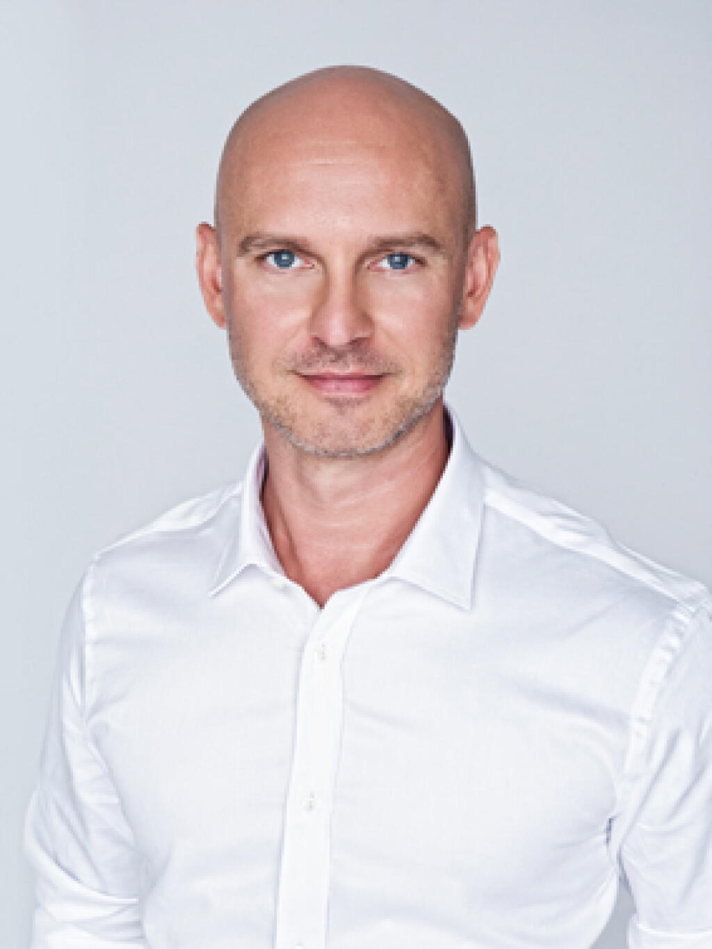 Brani Gröhling (SaS): Pred tým, než sa stal poslancom, ho ľudia poznali hlavne ako kaderníka celebrít, ktorý sa podieľal aj na reláciách Nevesta pre milionára alebo Miss. Gröhling patrí k poslancom, ktorí ráno skôr ako hrebeň používajú žiletku.