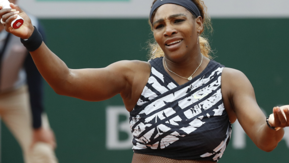V miestnosti sa totiž objavila hviezdna Serena Williamsová, ktorá dostala pred Thiemom prednosť.