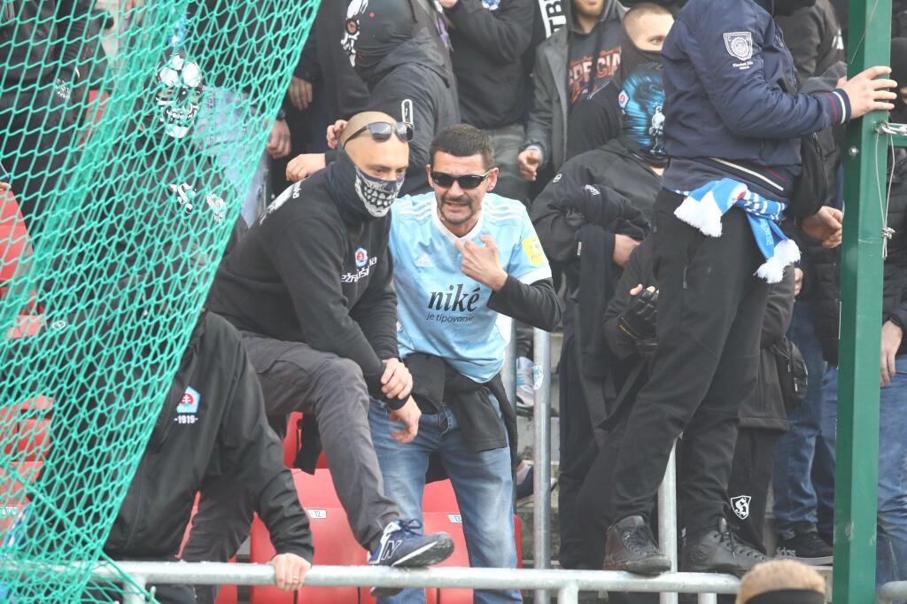 Šokujúce zábery z derby medzi Spartakom Trnava a Slovanom Bratislava. Fanúšikovia sa vtrhli na hraciu plochu a bili sa hlava nehlava.
