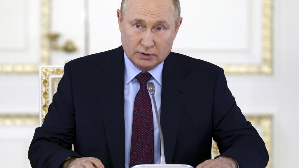 EBE 26 Petrohrad - Na snímke ruský prezident Vladimir Putin reční počas stretnutia so zástupcami obchodu o rozvoji automobilového priemyslu na Medzinárodnom ekonomickom fóre v ruskom Petrohrade vo štvrtok 16. júna 2022. FOTO TASR/AP
Russian President Vladimir Putin meets with business representatives on the development of the automobile industry on the sidelines of the St. Petersburg International Economic Forum in St. Petersburg, Russia, Thursday, June 16, 2022. (Alexander Ryumin, Sputnik, Kre