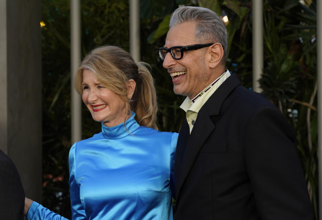 EBE 6 Los Angeles - Na snímke americkí herci, zľava Laura Dernová (vo filme paleontologička Ellie Sattlerová) a Jeff Goldblum (teoretik Ian Malcolm) prichádzajú na premiéru svojho akčného sci-fi filmu Jurský svet: Nadvláda v kine TCL Chinese Theatre v americkom Los Angeles v noci na 7. júna 2022. FOTO TASR/AP
Laura Dern, left, and Jeff Goldblum arrive at the premiere of