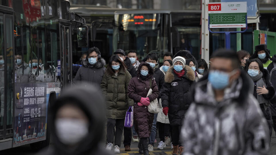 WA 1 Peking - Cestujúci s ochranným rúškom odchíádzajú z autobusovej stanice v Pekingu v pondelok 11. januára 2021. Skupina desiatich vedcov Svetovej zdravotníckej organizácie (WHO) pricestuje do Číny s cieľom skúmať pôvod koronavírusu SARS-CoV-2, ktorý vyvolal celosvetovú pandémiu, tento štvrtok. Oznámila to v pondelok čínska Národná zdravotnícka komisia.Vedci pod vedením WHO by sa chceli vrátiť na trhovisko vo Wu-chane, kde vlani v decembri zaznamenali prvé prípady koronavírusu SARS-CoV-2. No