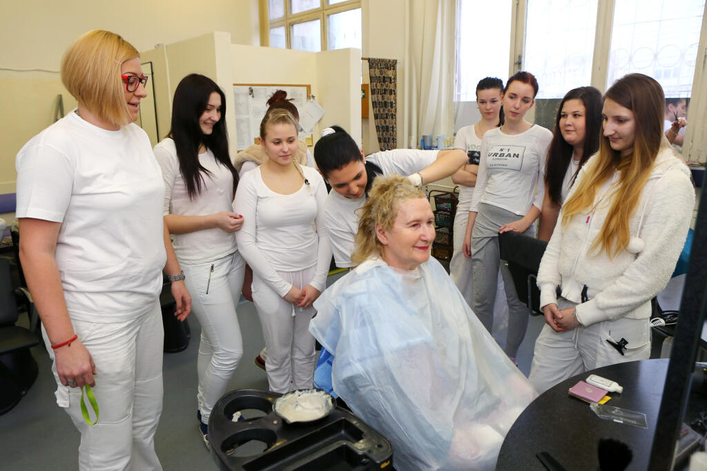 Stredná odborná škola na Svätoplukovej ulici v Bratislave, kde sa študenti pripravujú na profesie typu kaderník, masér či kozmetička.