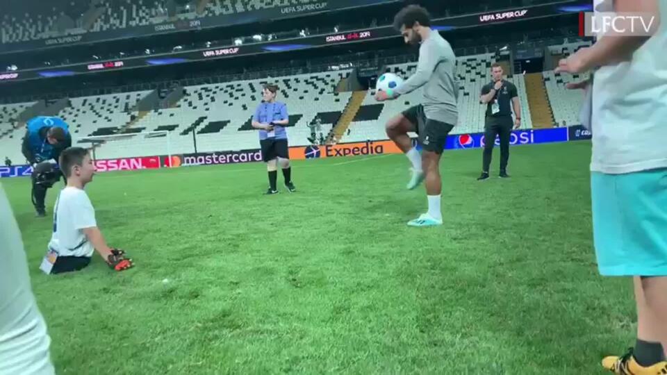 VIDEO: Neuveriteľný výkon hendikepovaného chlapca: Jeho kumšt zaskočil aj hviezdneho Salaha!