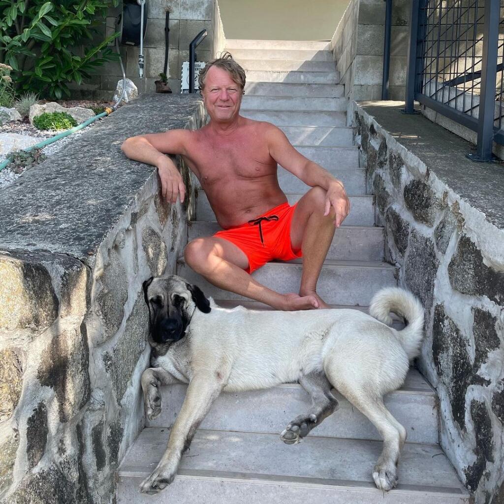 Maroš Kramár to dal na Mitcha Buchannona z Baywatchu. Už len plavák do ruky mu chýba.