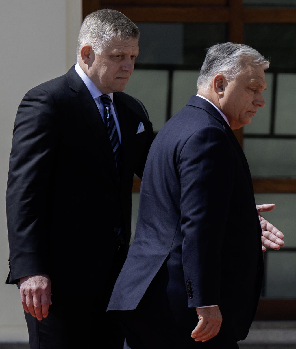 Na snímke maďarský premiér Viktor Orbán (vpravo) a slovenský premiér Robert Fico kráčajú počas uvítacej ceremónie v Bratislave v pondelok 28. apríla 2025. FOTO TASR - Martin Baumann